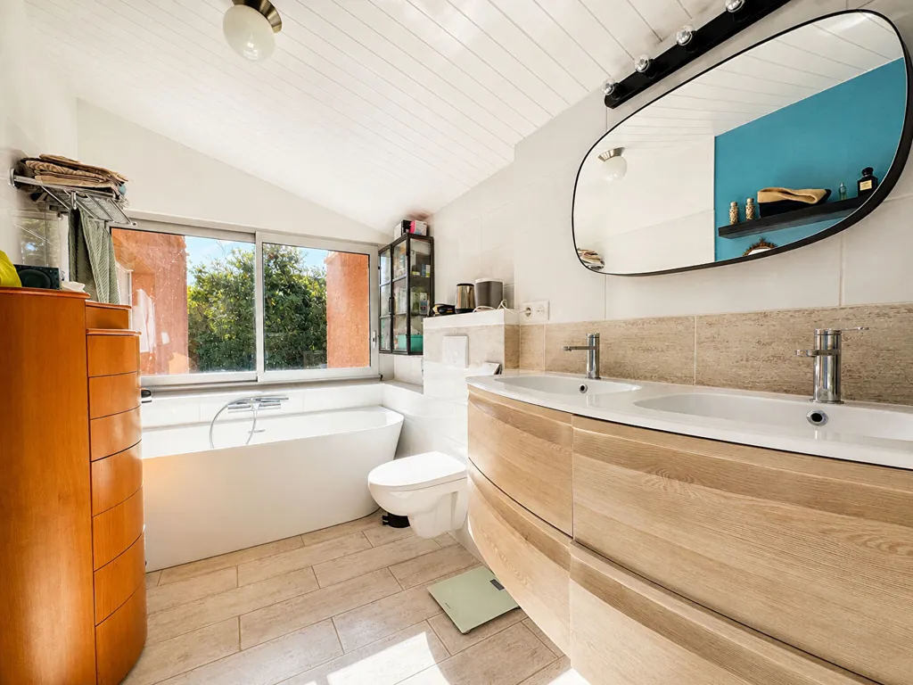 Salles de bain - Maison d'Architecte avec Piscine aux Portes de La Rochelle