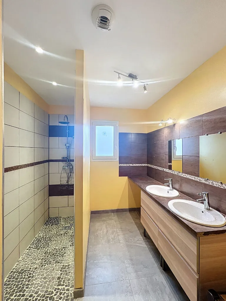 Salles de bain - Maison Contemporaine avec Piscine à Ledat