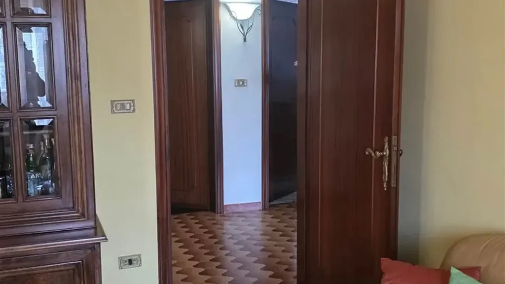 Hallway - Six-Bedroom Apartment with Terrace in Prato