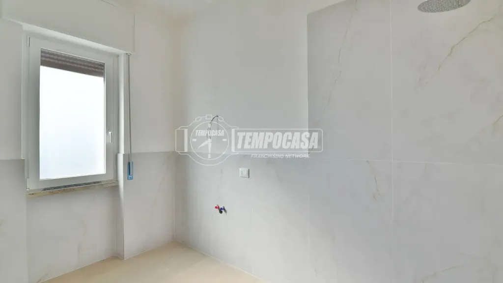 Salles de bain - Rear-Facing Apartment with Balcony in Cantù