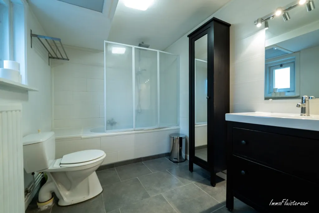 Salles de bain - Villa avec Piste Éclairée et Stalles à Geel