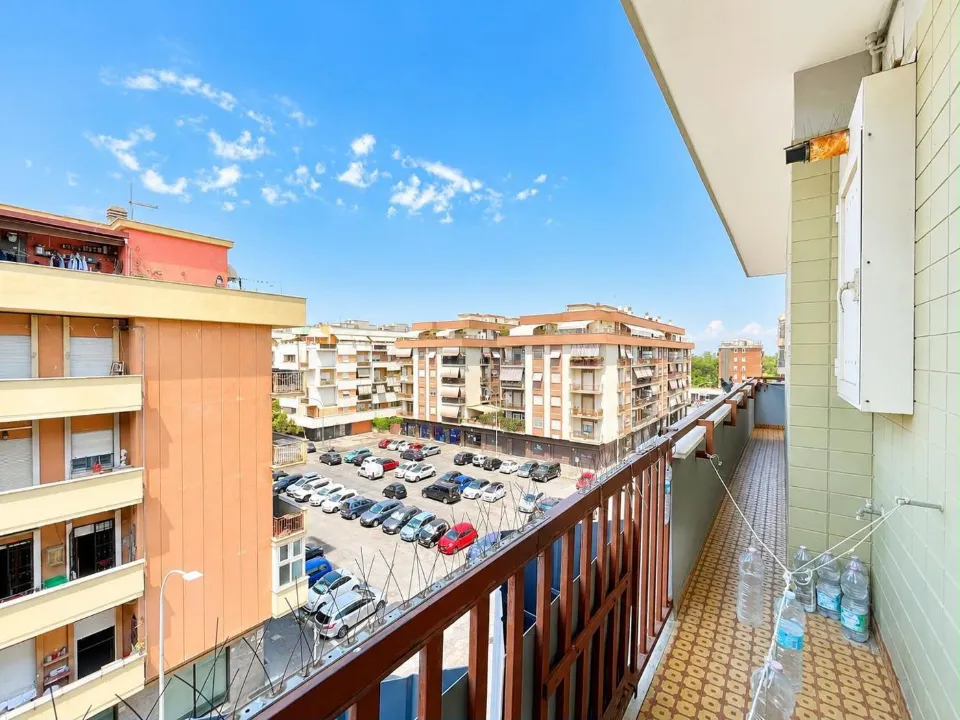 Balcon - Spacious Apartment with Open View in Rome