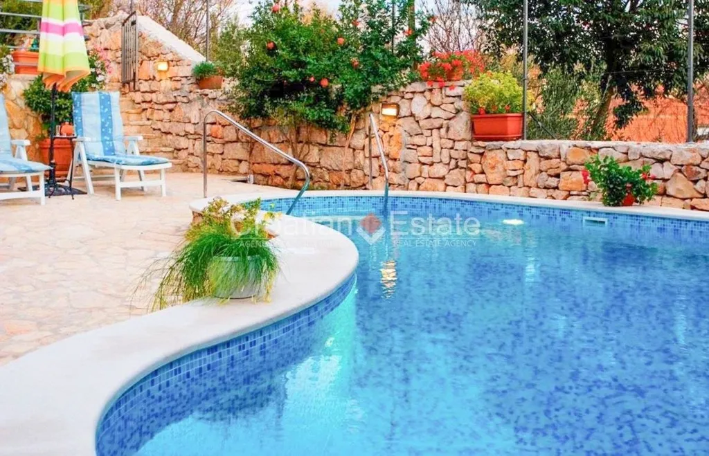 Bassein - Stone House with Pool and Sea View in Postira