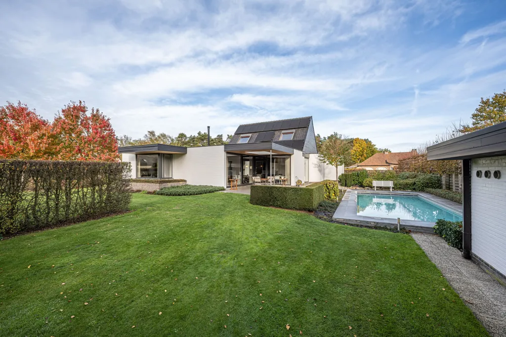 Bassein - Villa with Pool in Quiet Green Area