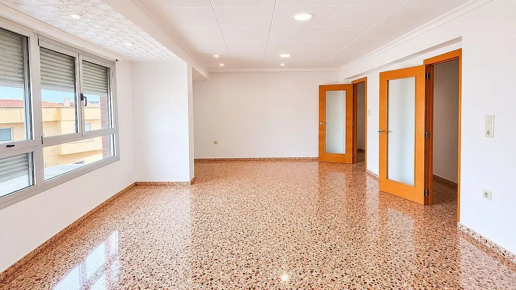 Rooms - Apartment with Balcony in Canals