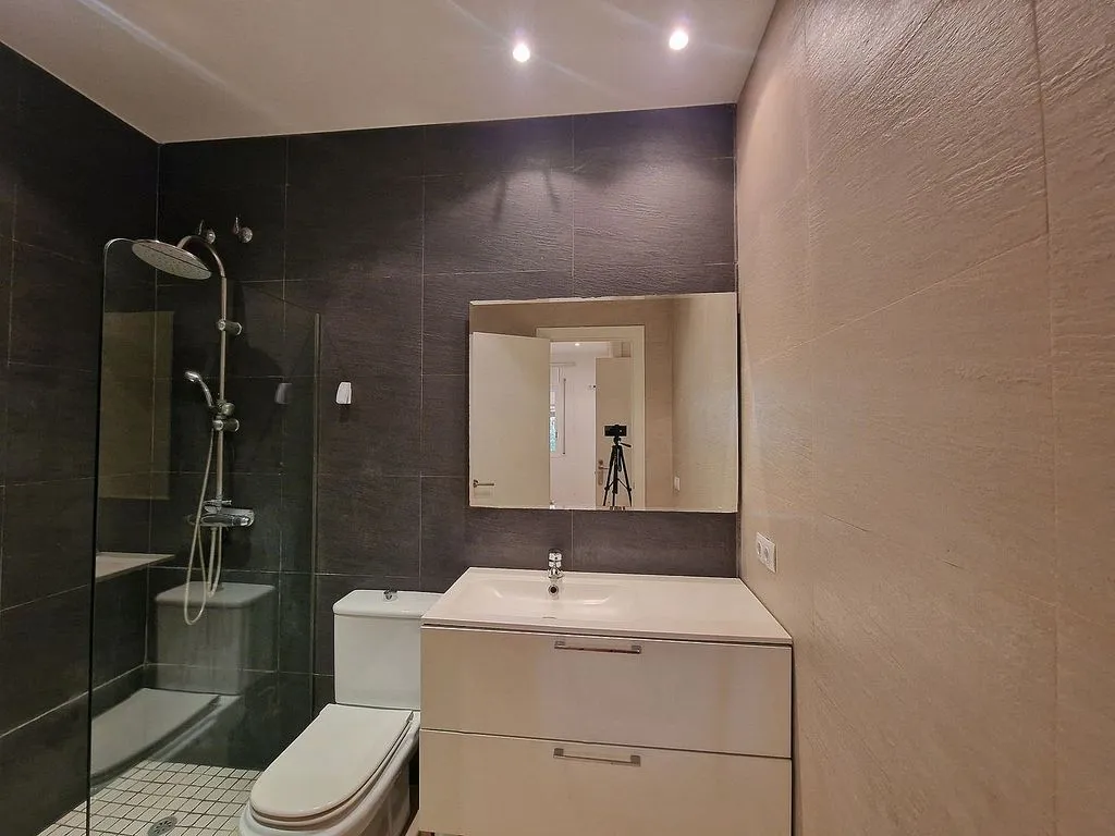 Salles de bain - Modern Ground Floor Flat with Garden in Montilivi