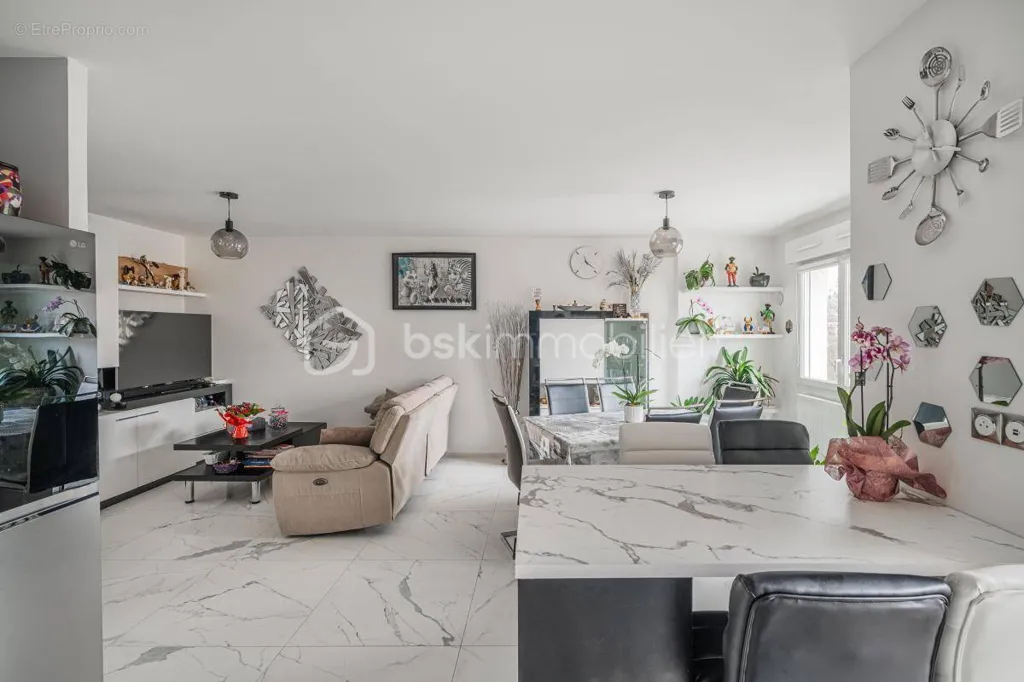 Séjour - Appartement Rénové avec Balcon et Vue Dégagée en Centre-Ville