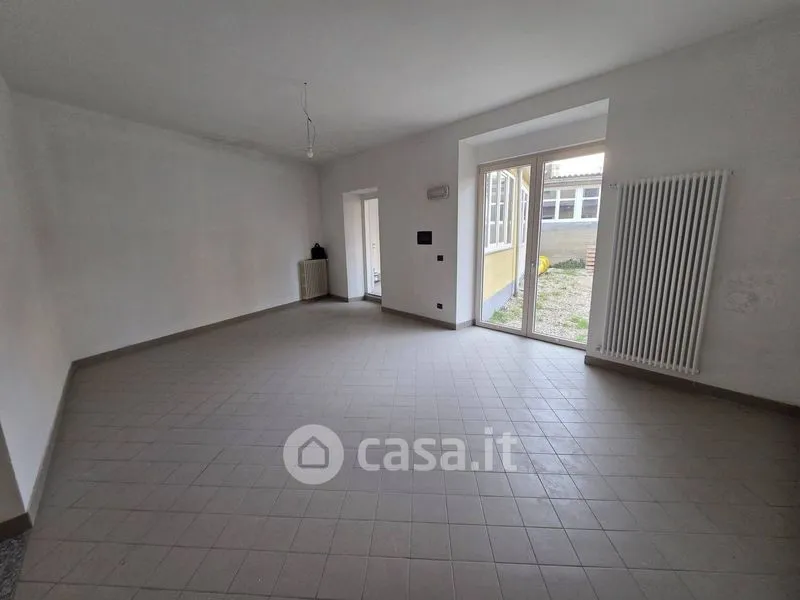 Séjour - Commercial Unit with Garden in Asti
