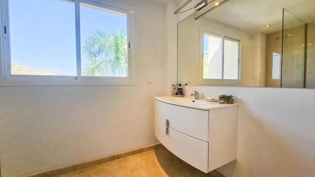 Salles de bain - Refurbished Semi-Detached with Pool in La Duquesa