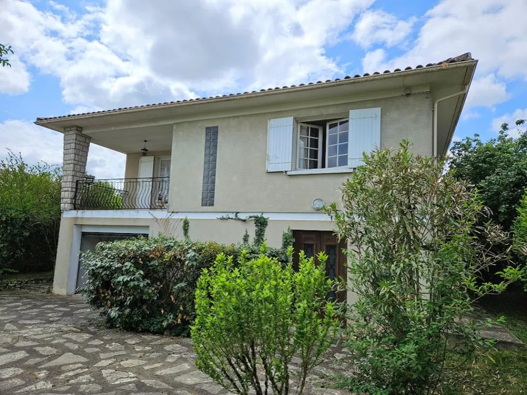 Extérieur - Maison 1960 avec Terrain Clôturé au Passage