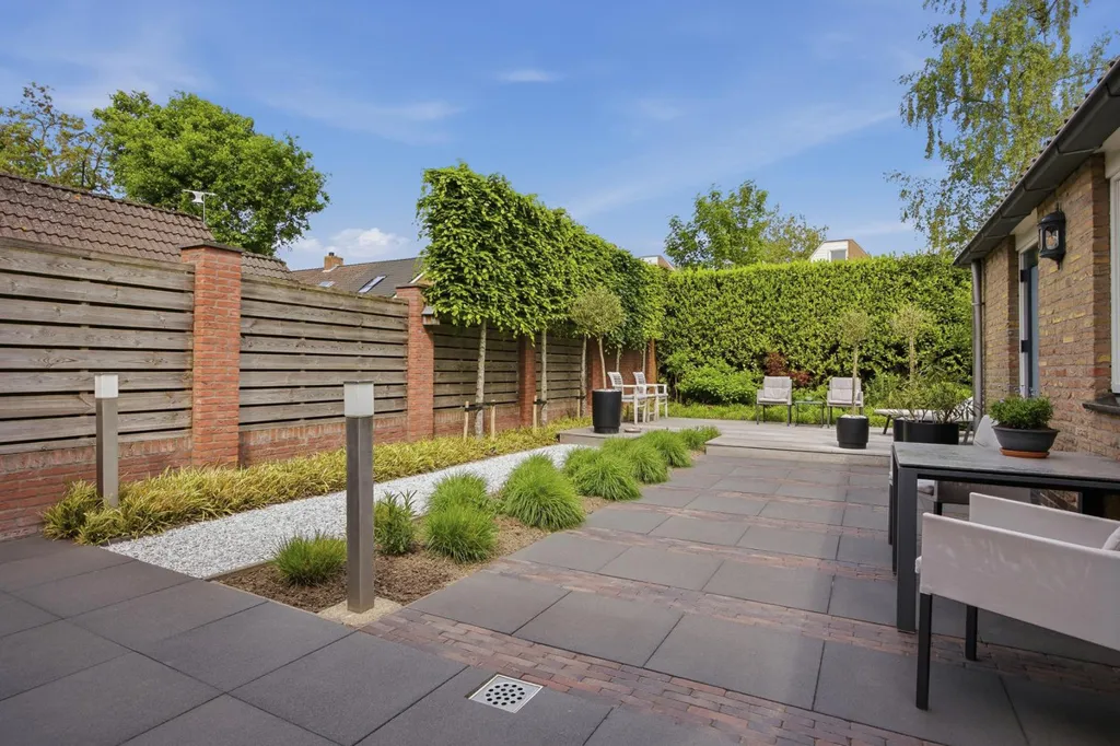 Jardin - Two-Storey House with Garden in Made