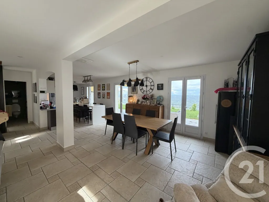 Salle à manger - Maison avec Piscine et Vue Imprenable à Pommiers