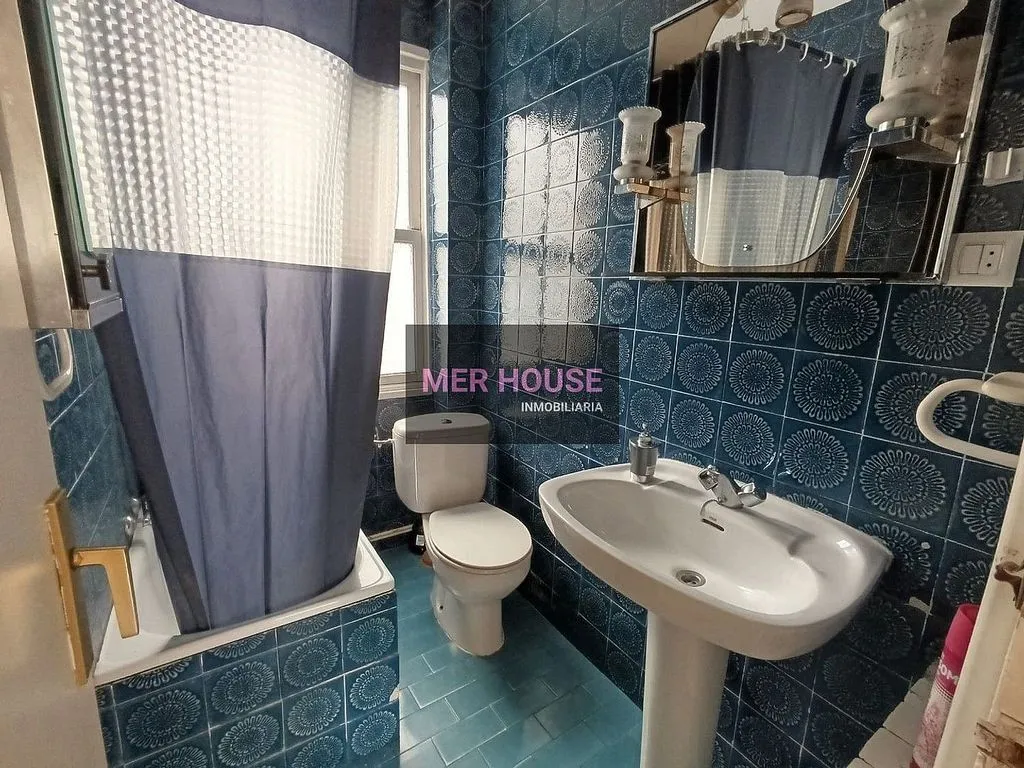Salles de bain - Apartment with Lift in West District