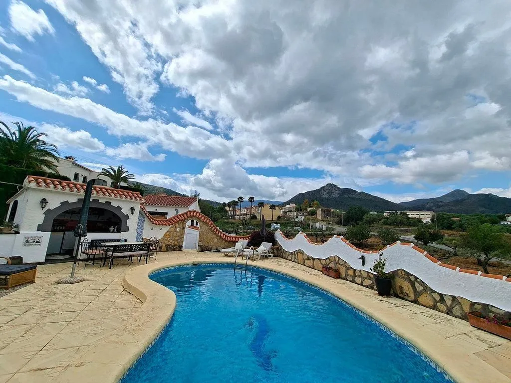 Piscine - Single-Storey Villa with Pool in Orba