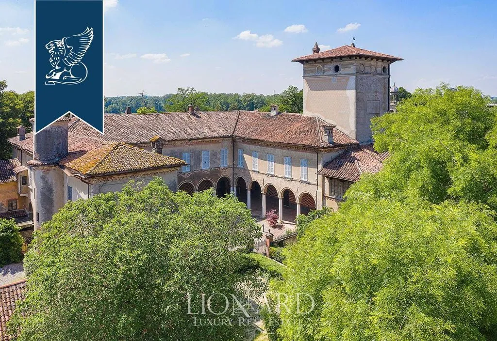 Vista aerea - 15th-Century Palace with Tower in Lombardy