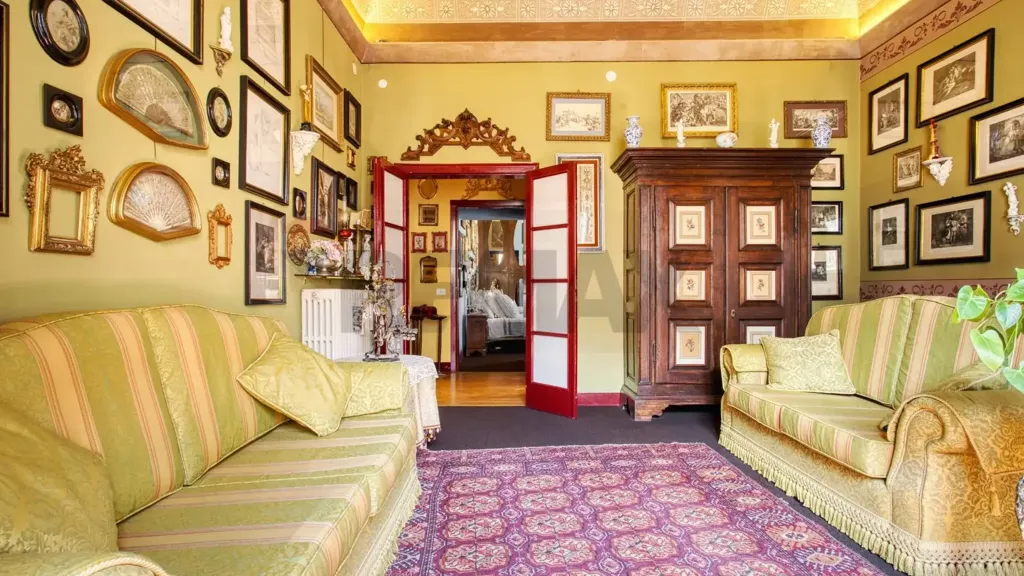 Séjour - Historic Apartment with Double Balcony in Novara