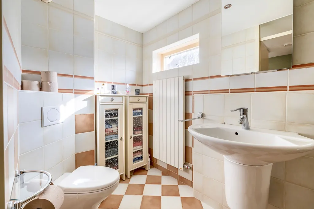 Bathrooms - Corner House with Garden in Stadspolders