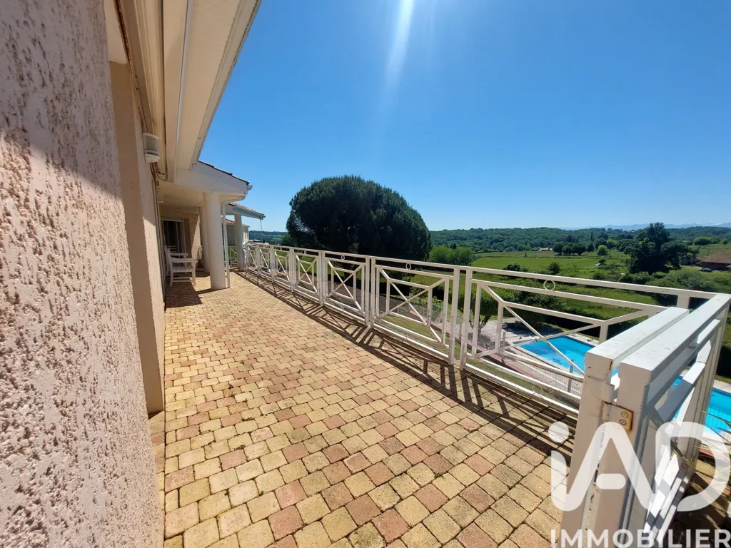 Terrasse - Villa avec Piscine et Vue Panoramique sur les Pyrénées à Louit