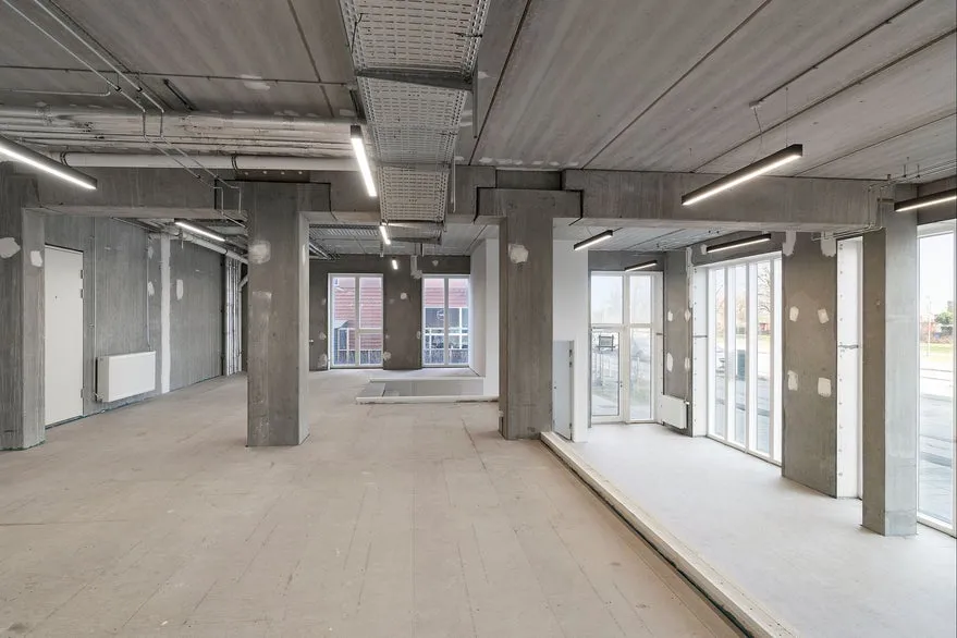 Stanze - Commercial Space with High Windows on Amager Strandvej