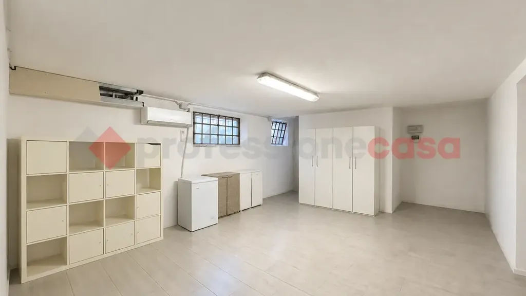 Utility Room - Semi-detached Villa with Central Location in Opera