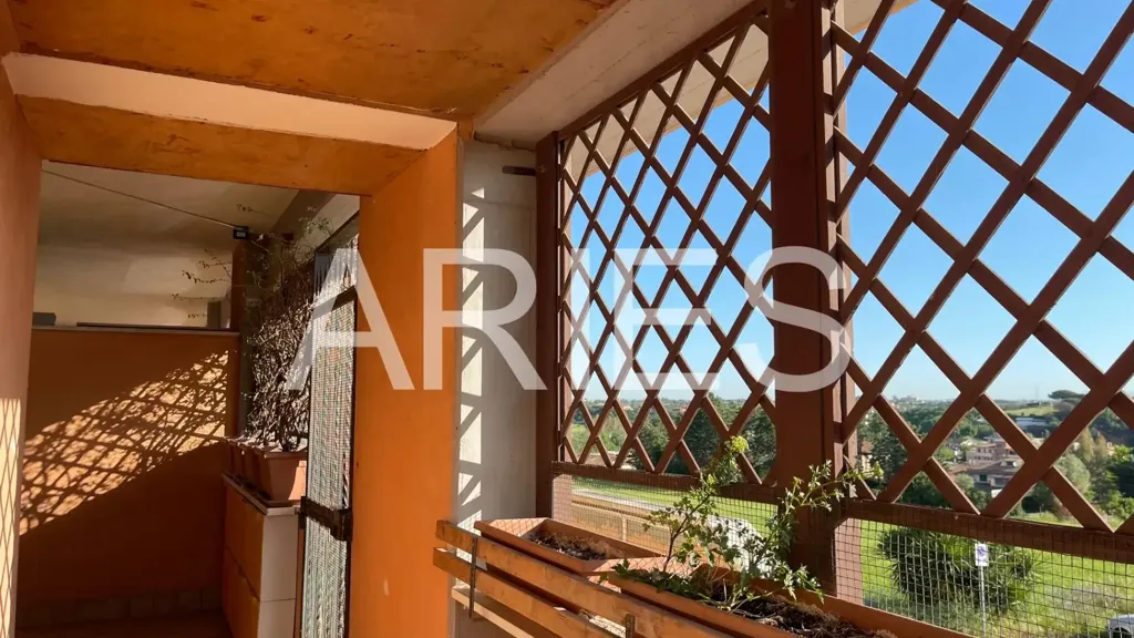 Rõdu - Triplex with Balcony in Ardea, Largo Roma