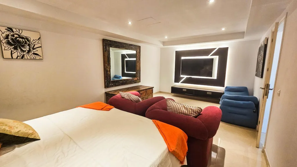 Chambres - Refurbished Semi-Detached with Pool in La Duquesa