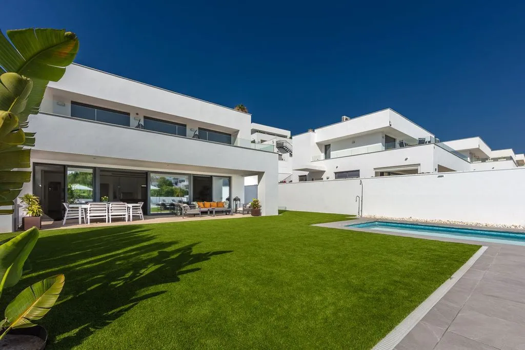 Jardin - Contemporary Villa with Sea View in La Duquesa