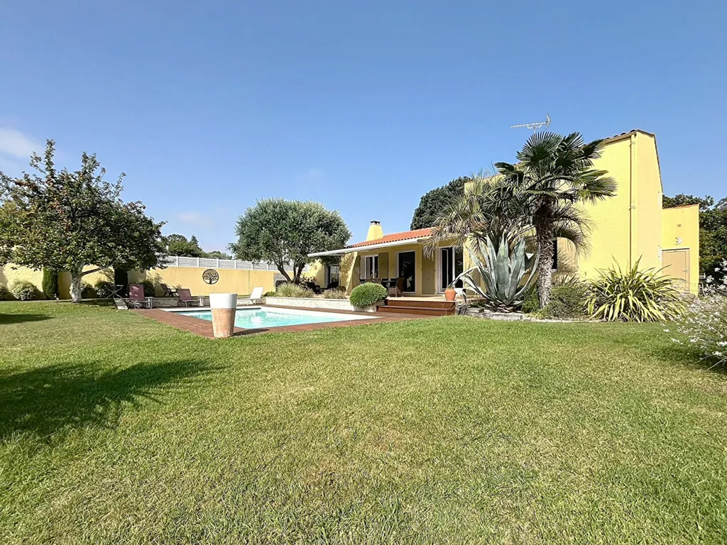 Jardin - Maison avec Piscine et Terrasse à LAGORD