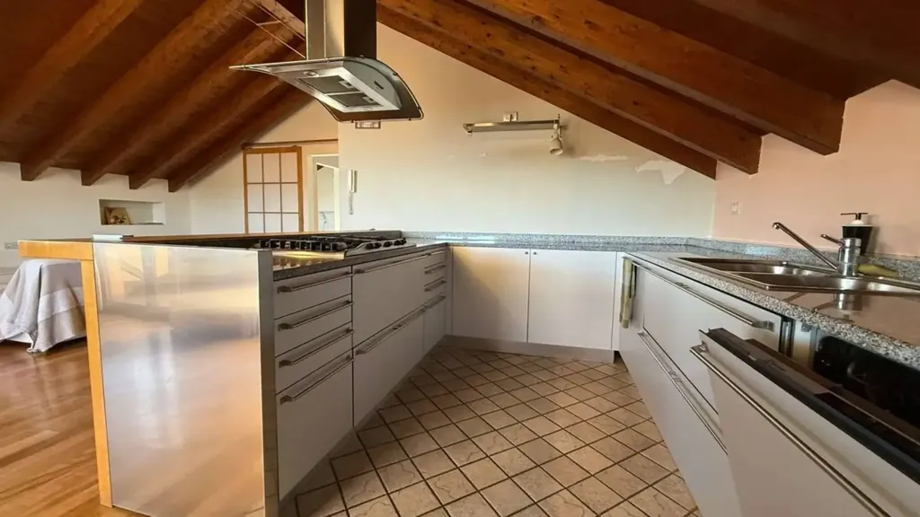 Cuisine - Penthouse with Panoramic Terrace in Cantù