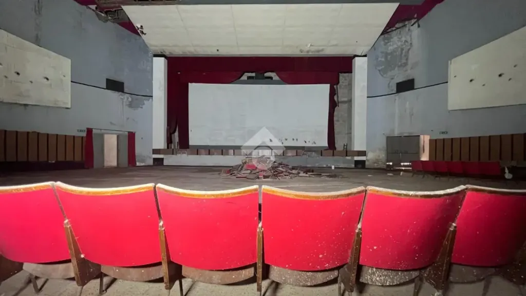 Pièces - Former Cinema with Dual Access in Mesagne