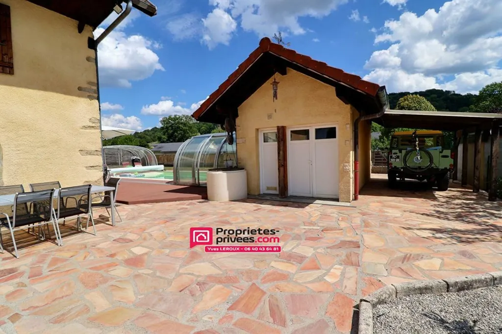 Terrasse - Maison Rénovée avec Piscine à Mougny
