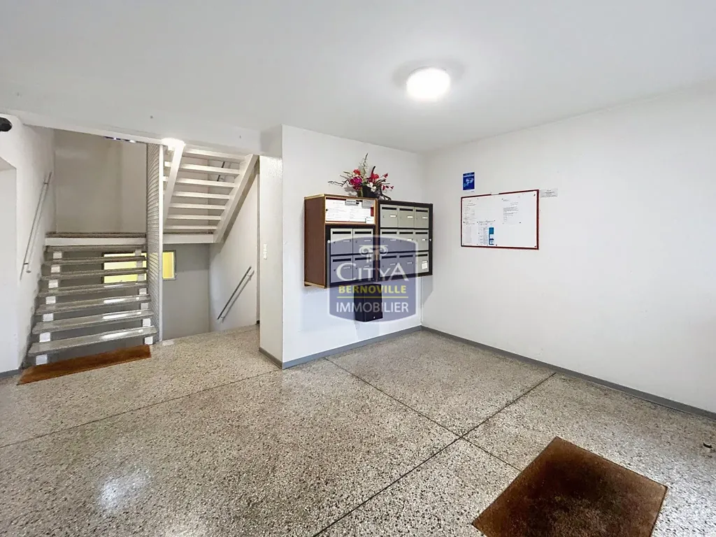 Garage - Appartement Lumineux avec Balcons à Saint-Quentin