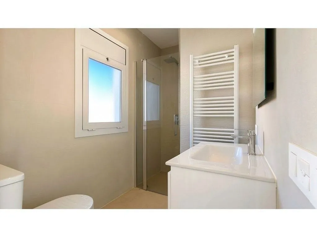Bathrooms - Modernised Chalet with Pool in Empuriabrava