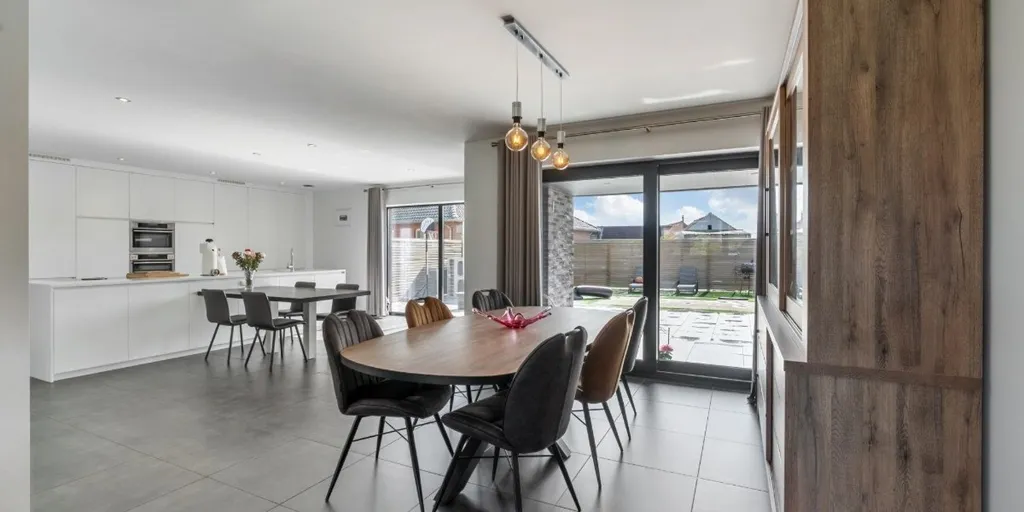 Söögituba - Modern Open-Plan House in Heukelom
