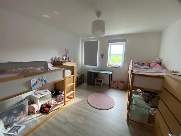 Bedrooms - 6-Bed House with Solar Panels in Green Setting