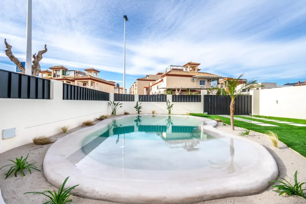 Piscina - Architectural Villa with Private Pool in Roldán
