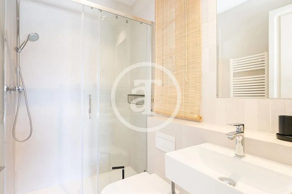 Salles de bain - Furnished Flat with Balcony in La Nova Esquerra de l'Eixample
