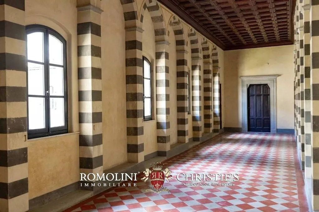 Entrée - Neo-Gothic Castle with Park in Reggello, Tuscany
