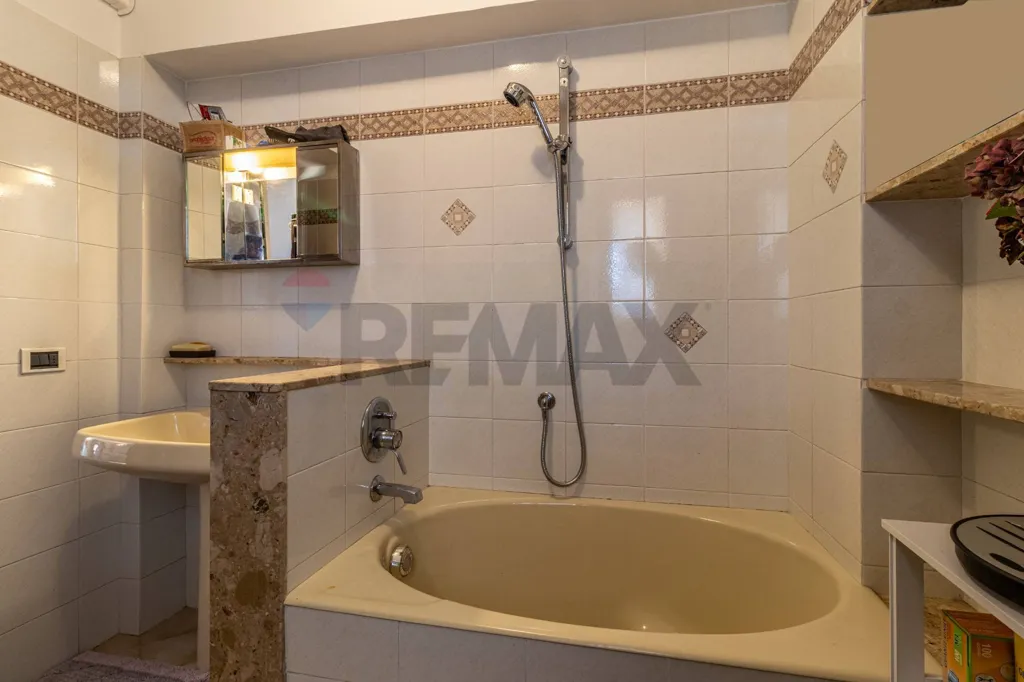 Salles de bain - Triplex Villa with Garden in Occhieppo Superiore