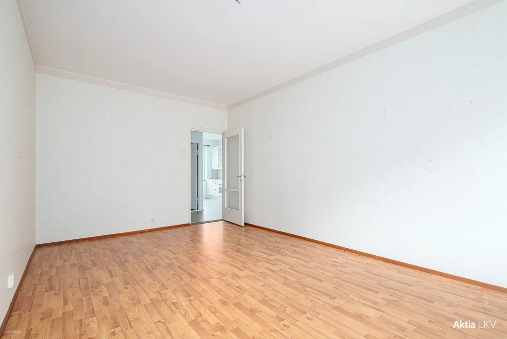 Pièces - Two-Room Apartment with South-Facing Balcony in Centre
