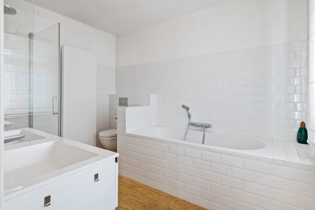 Salles de bain - Maison Rénovée avec Jardin à Ekeren