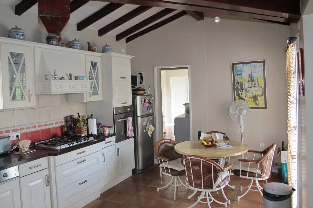 Kitchen - Spacious House with Pool in Toulouse