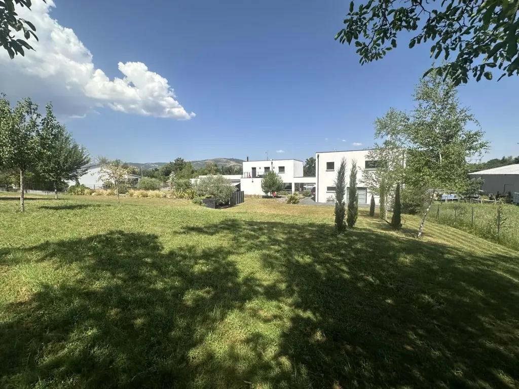 Garden - Modern Villa with Pool in Artisanal Zone