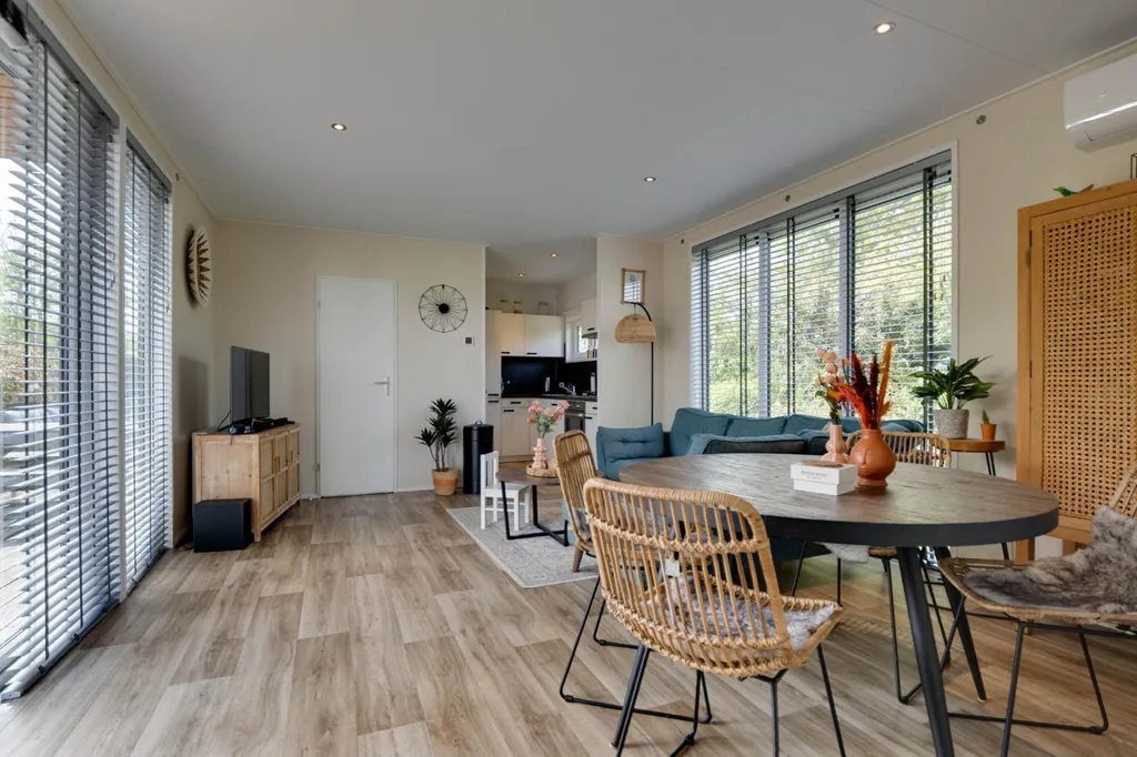 Salle à manger - Bungalow with Garden in Ouddorp