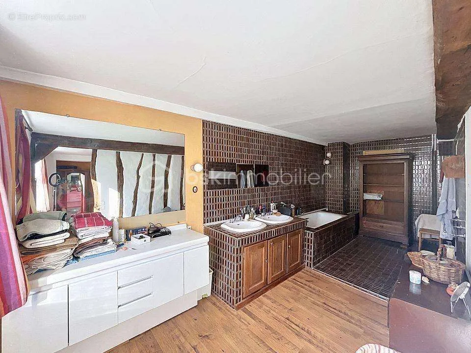 Bathrooms - Historic 7-Piece House near Chambly