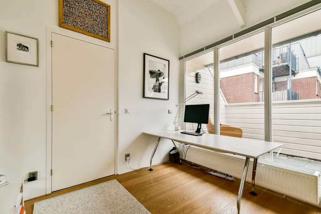 Bureau - Duplex Apartment with Singelgracht View in Amsterdam