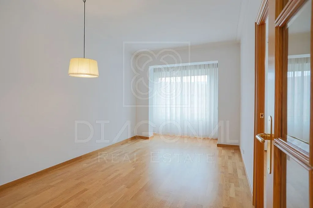 Rooms - 3-Bed Apartment with Garden View in La Nova Esquerra