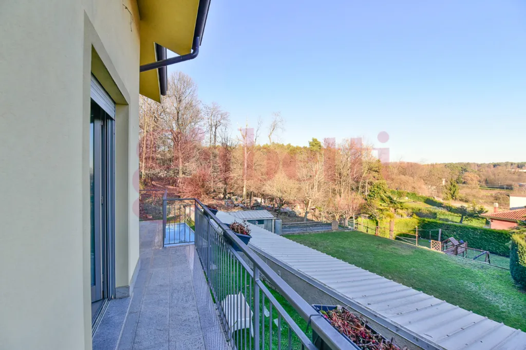 Rõdu - Modern Villa with Garden in Cantù