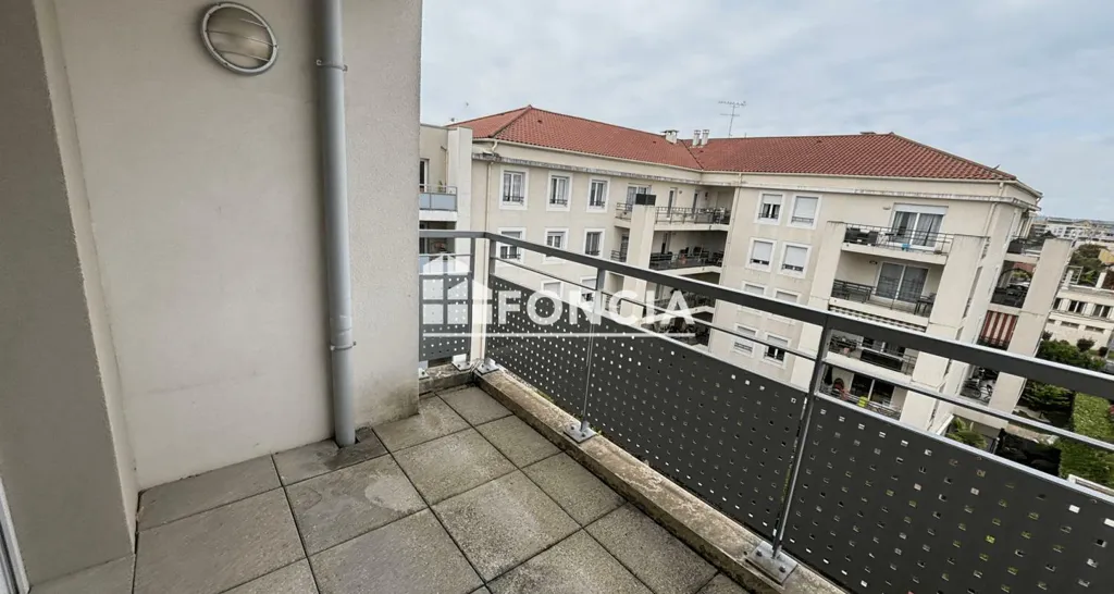 Balcone - Top-Floor Apartment with Balcony in Décines