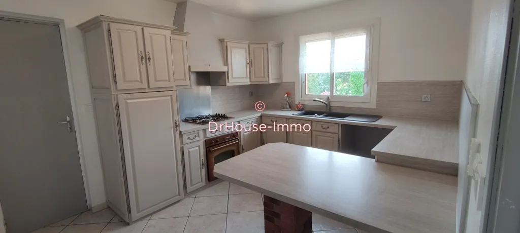 Kitchen - Villa with Pool and Garden in Longages